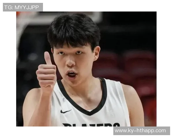 小杨展现惊人实力被誉为中国约基奇开拓者未来之星引发全球关注 小杨展现惊人实力被誉为中国约基奇开拓者未来之星引发全球关注