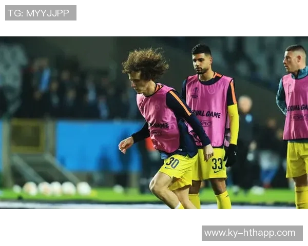 伊尔迪兹赛后与大卫路易斯合影留念称赞传奇球员的精彩表现